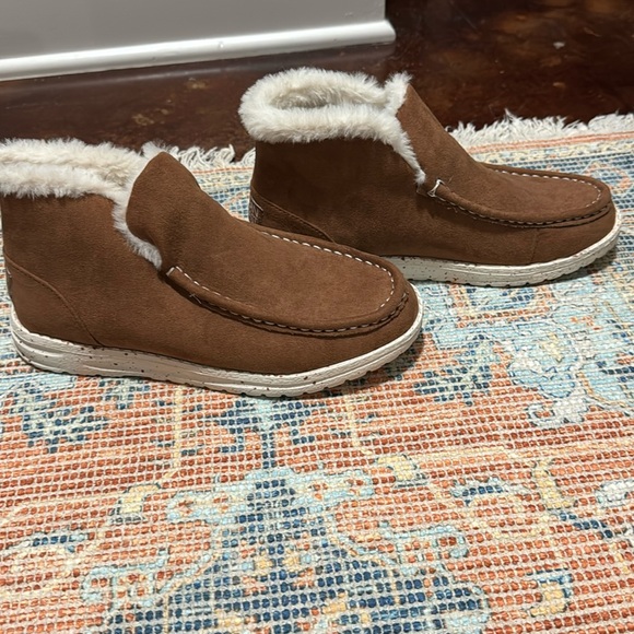 Ocean + Coast brown suede winter shoes. Size 7. NWOT - Picture 1 of 3